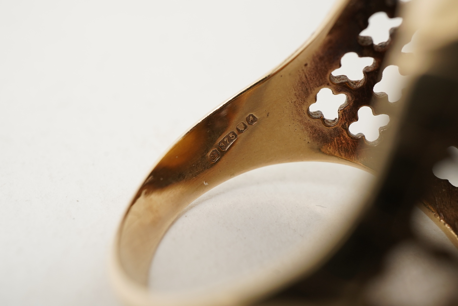 A George V sovereign coin ring, 1913 and later